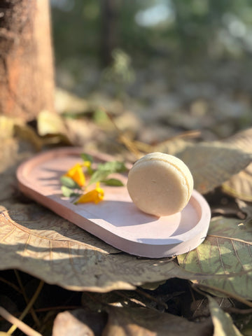 Dew moisturising shampoo bar with oatmeal and almond oil for dry hair