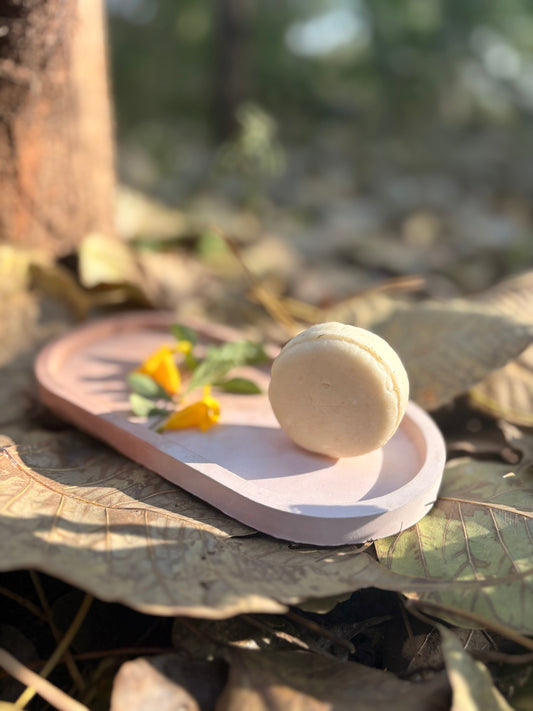 Dew moisturising shampoo bar with oatmeal and almond oil for dry hair